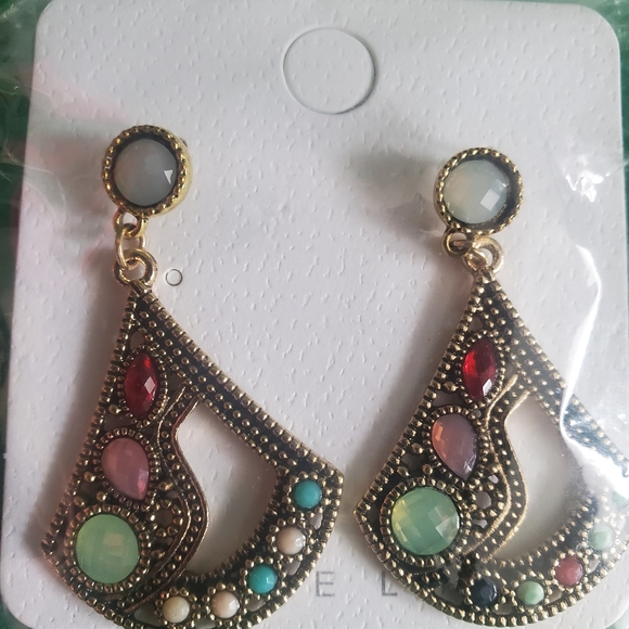 NIP earrings - Picture 4 of 4